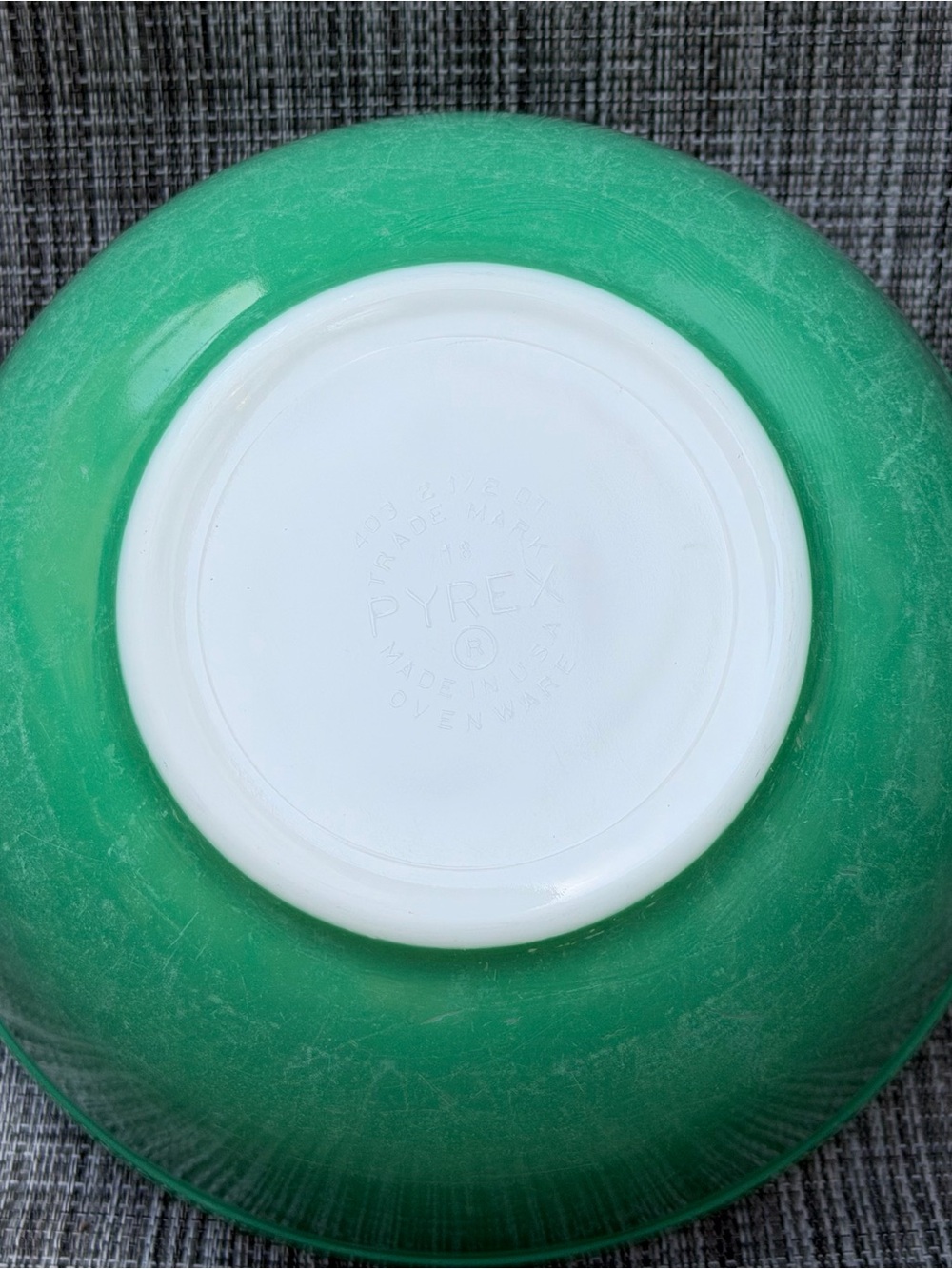 Vintage Pyrex #403 Mixing Bowl - Picture 2 of 8